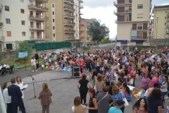 Alunni-e-genitori-nel-cortile-della-scuola-Pitagora-per-la-cerimonia-di-accoglienza