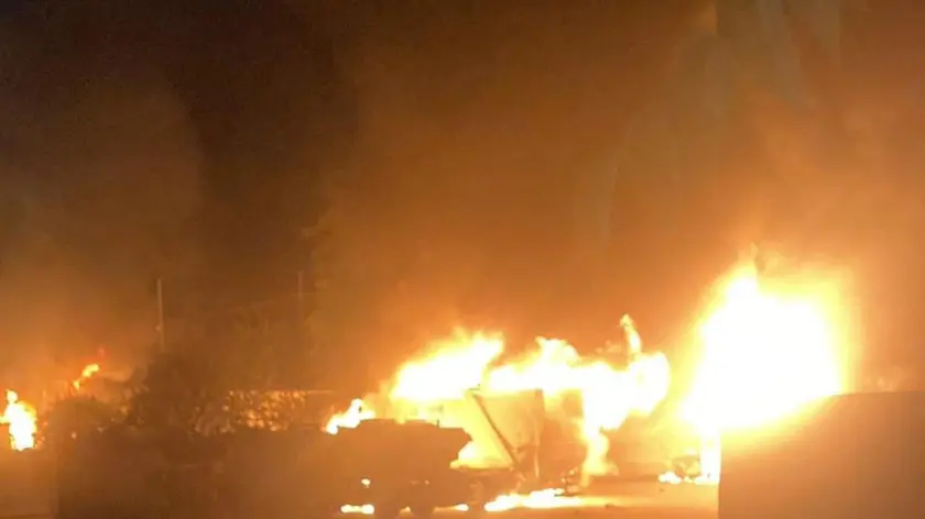 mezzi rifiuti fiamme