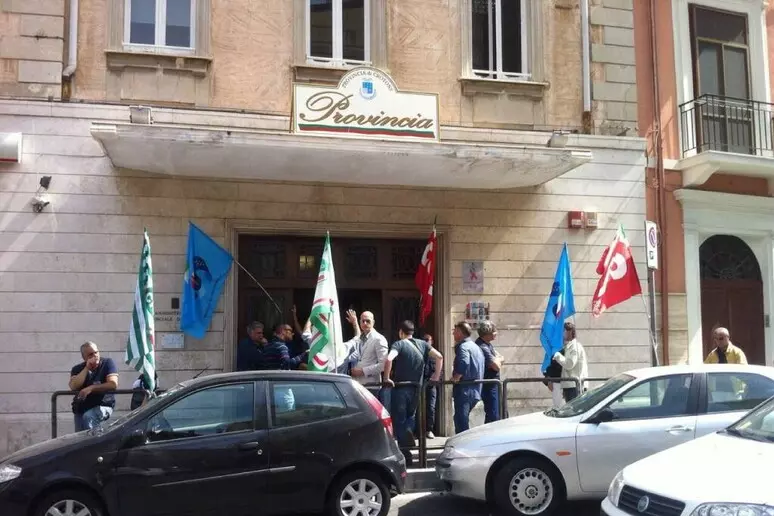 dipendenti provincia crotone