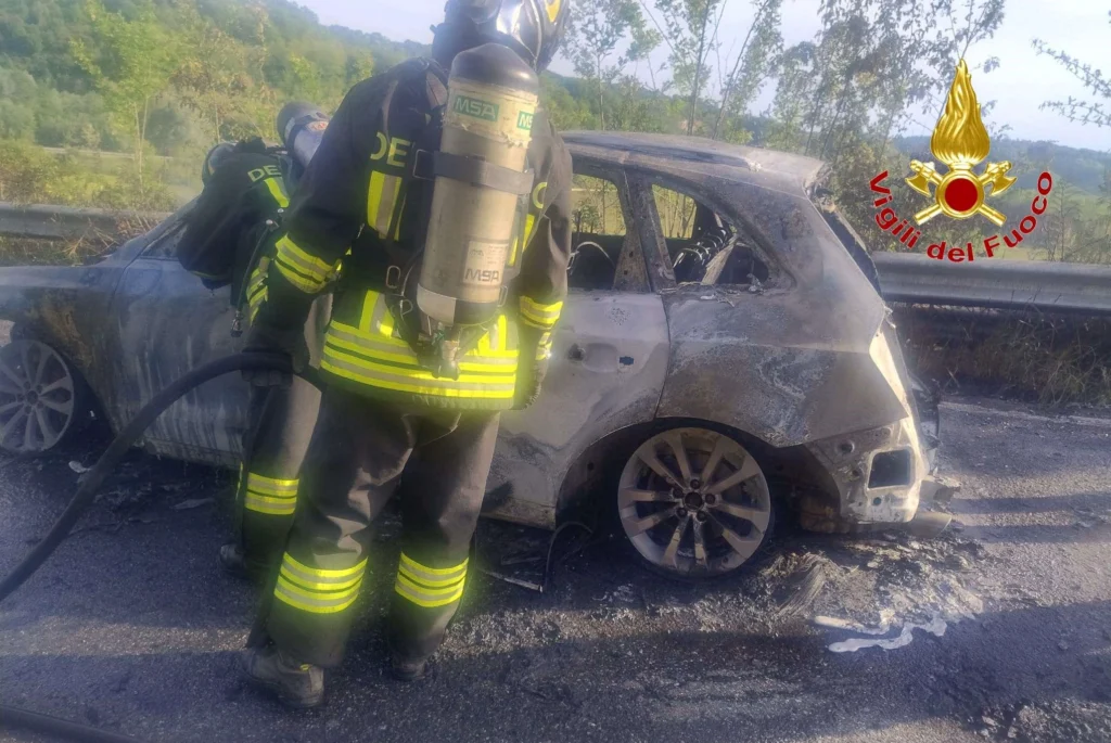 auto in fiamme