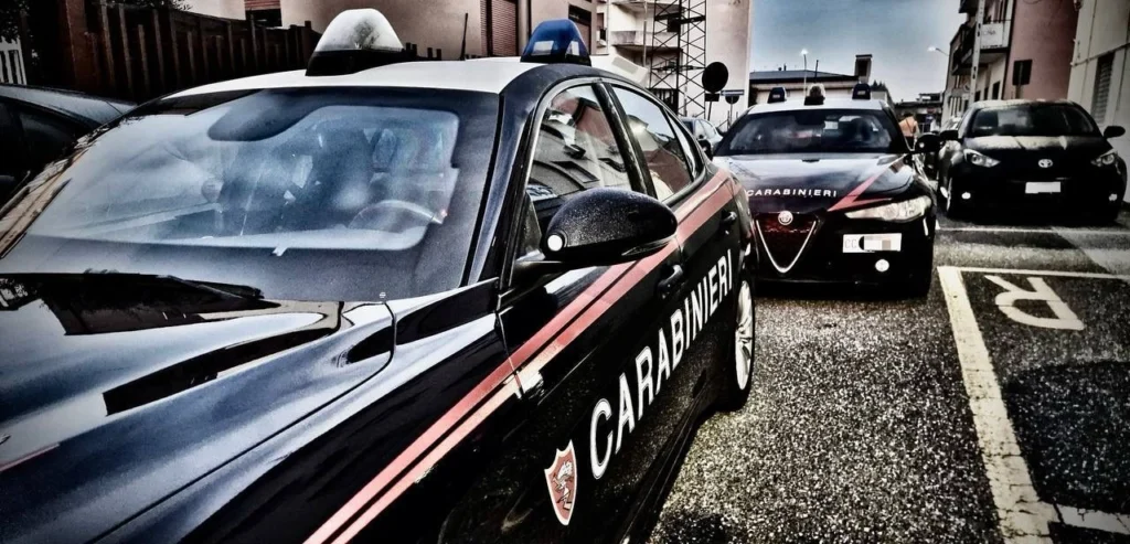 Viola la sorveglianza e va in un locale