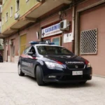 Minaccia la moglie e il suocero
