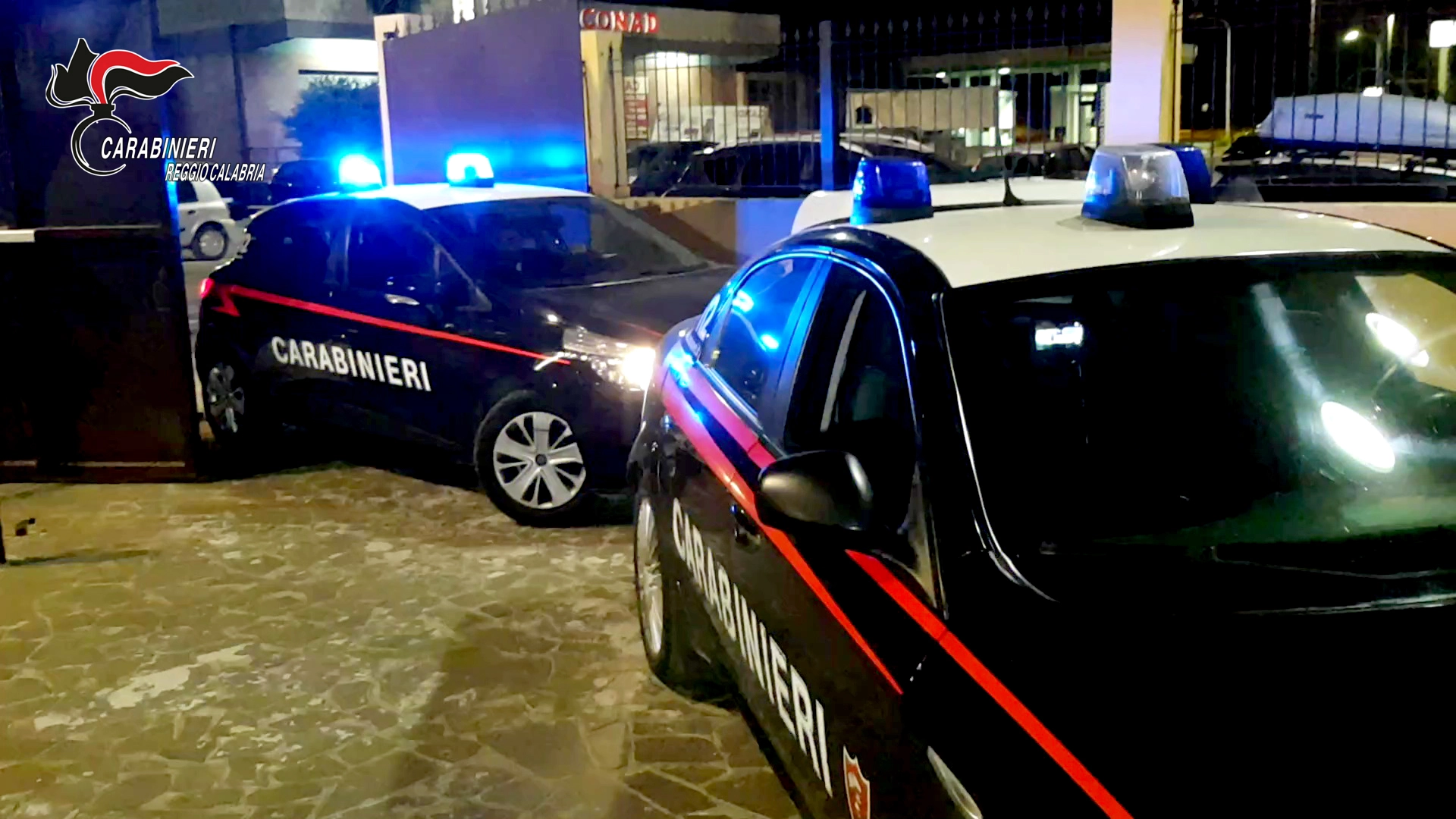 Vetture dei Carabinieri nella fotografia notturna di repertorio della fonte